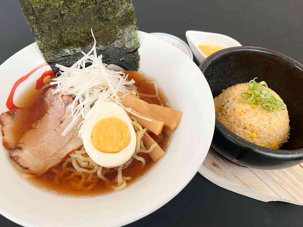 醤油ラーメンと鉄板炒飯